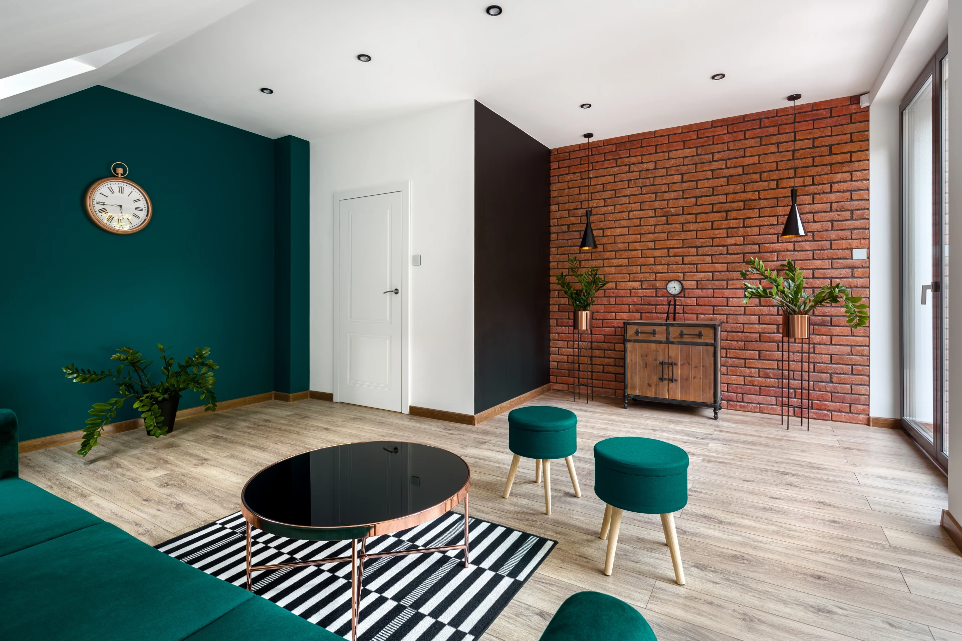 Drewno, kamień i beton bardziej praktyczne niż dotąd. Nowe podłogi winylowe w ofercie Dekorian Home