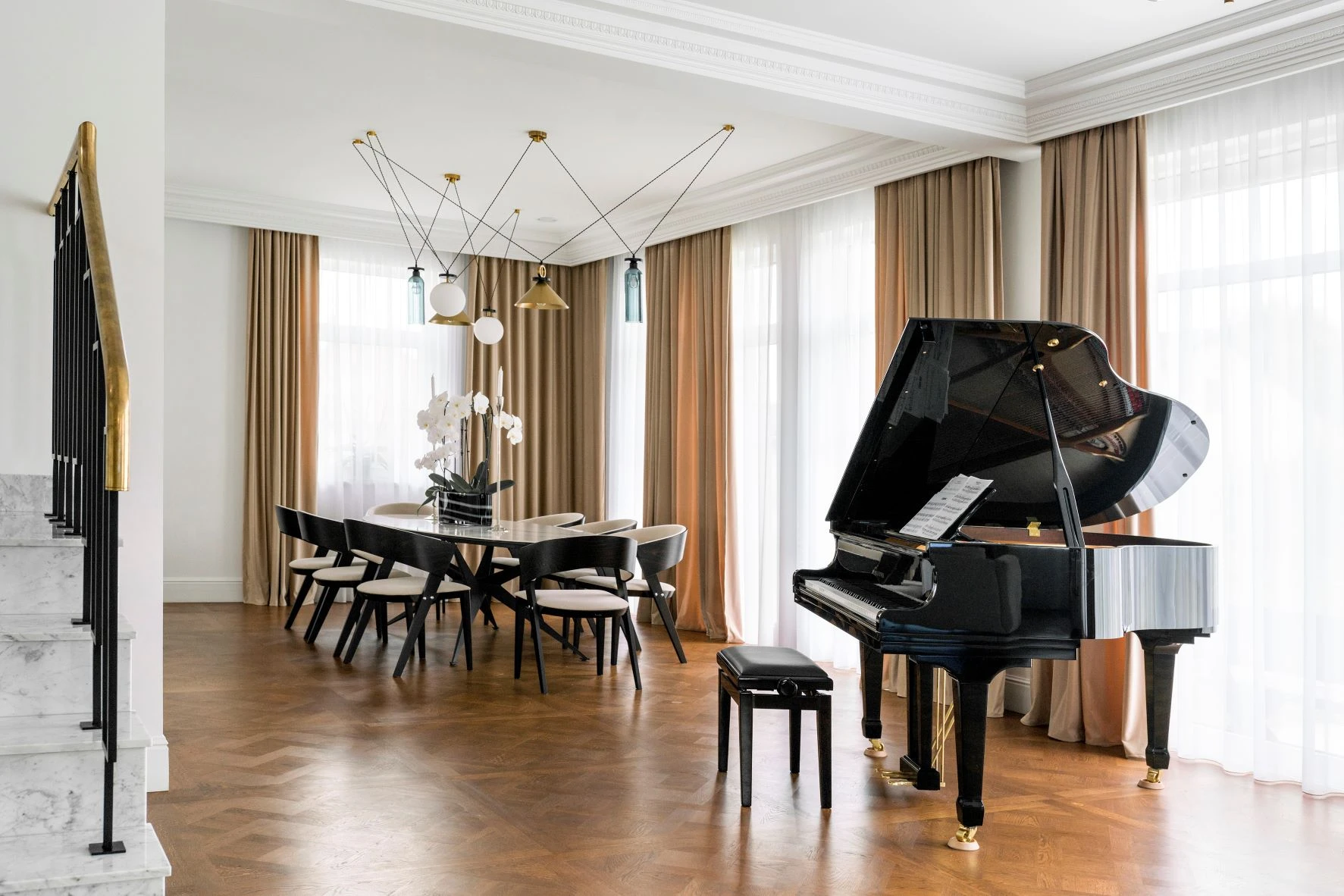 Elegancka rezydencja z klasycznym sznytem i ukrytym skarbem