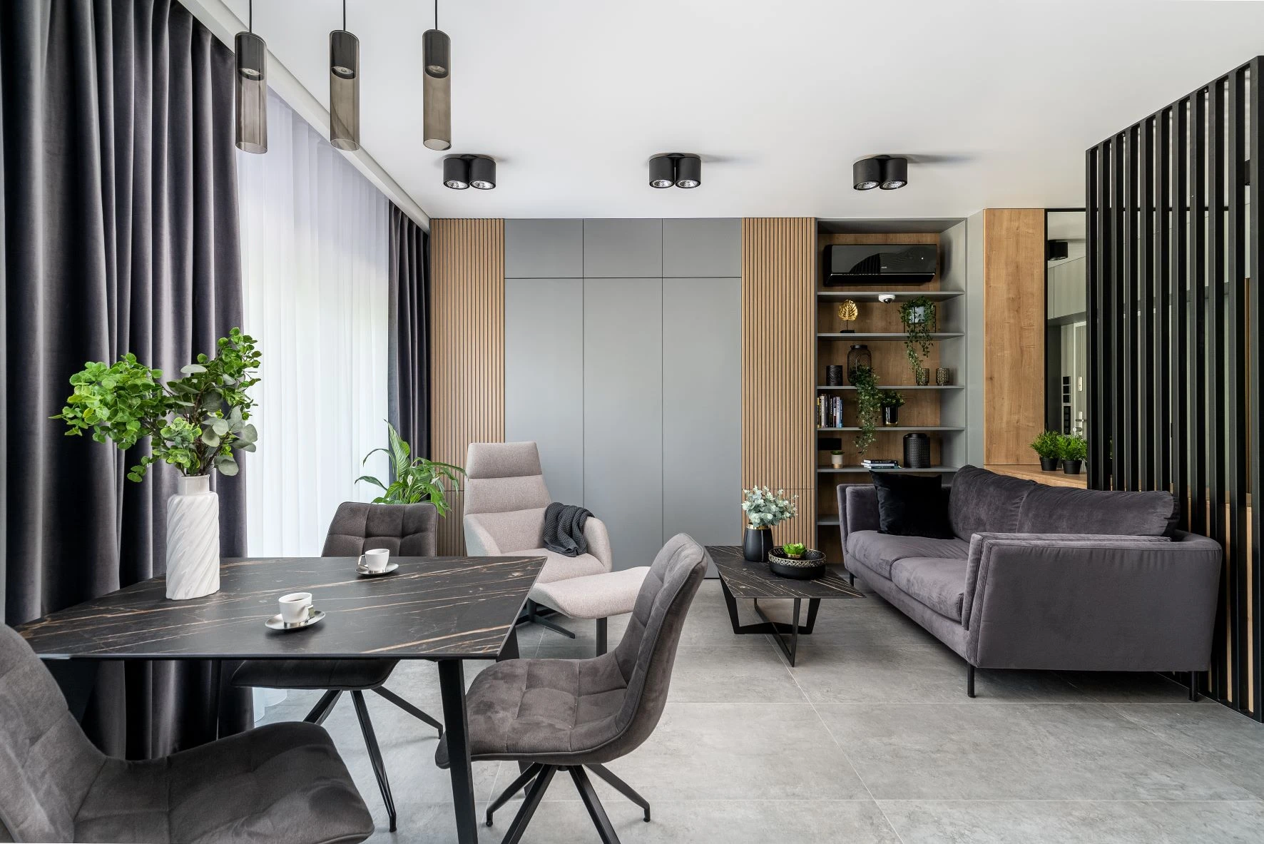 Układ otwarty. Komfortowy i spójny wizualnie mikroapartament z ważną rolą spieku