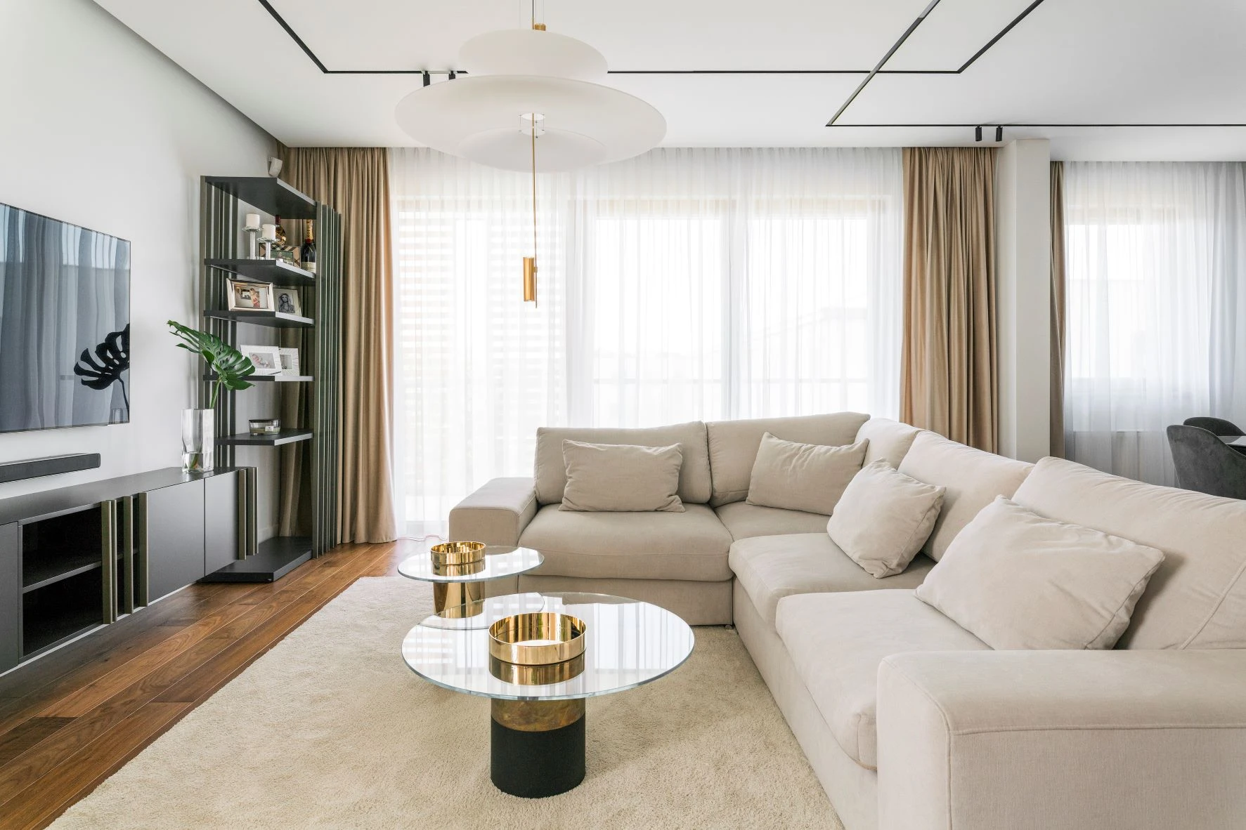 Mariaż przeciwieństw. Echa modernizmu i przebłyski stylu glamour w apartamencie na Mokotowie