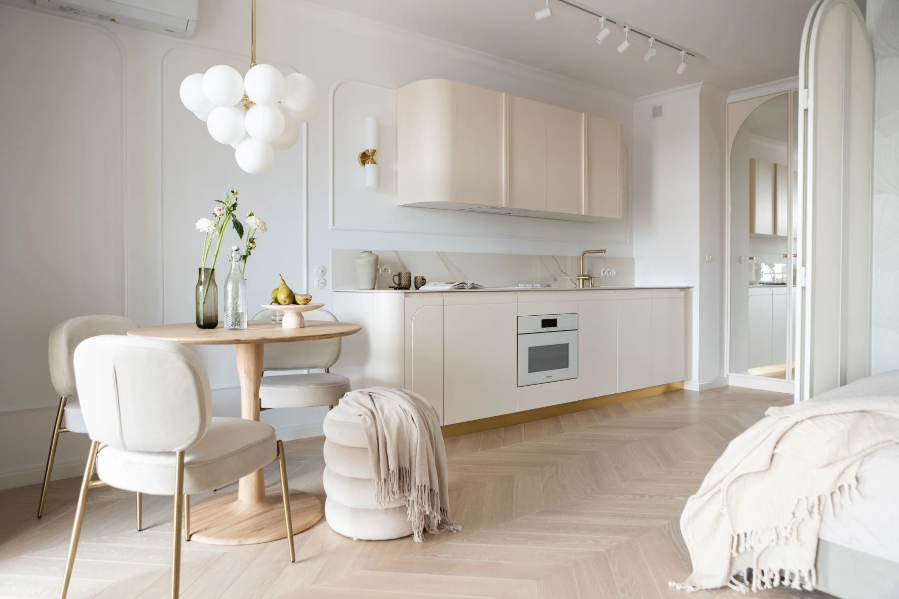 Klasyka uskrzydlona. Elegancka kawalerka projektu pracowni Sobkowiak Architektura