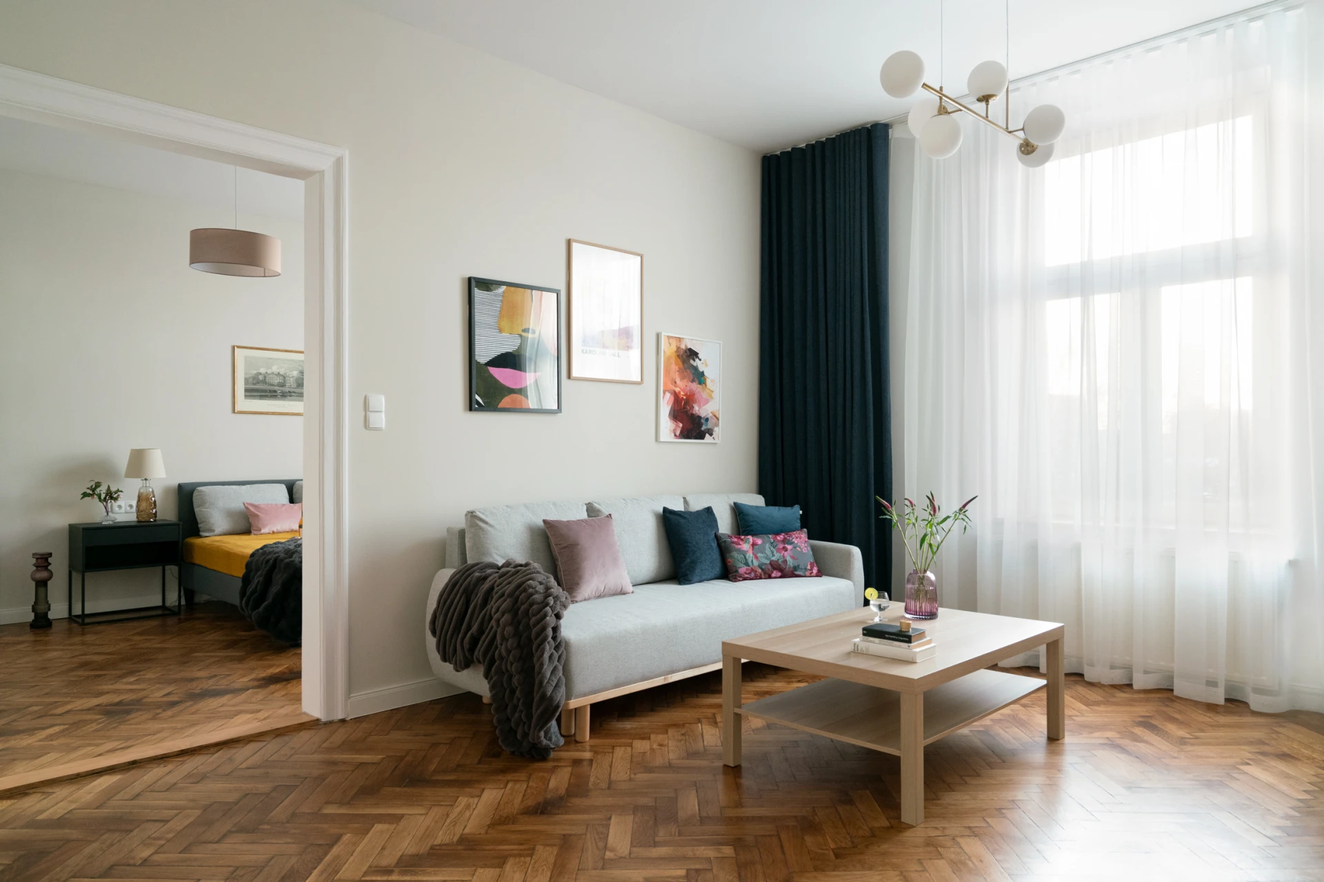 Kuchnia w secesyjnej kamienicy – apartament na wynajem projektu MM Architekci