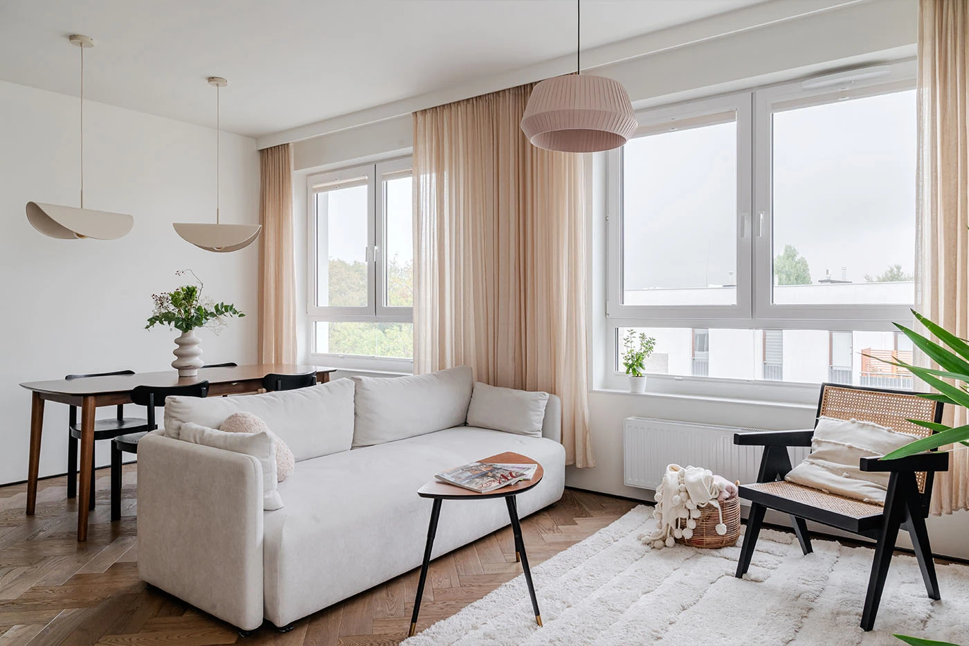Orzechowe modern retro – apartament projektu Deer Design w stylu modernistycznej kamienicy